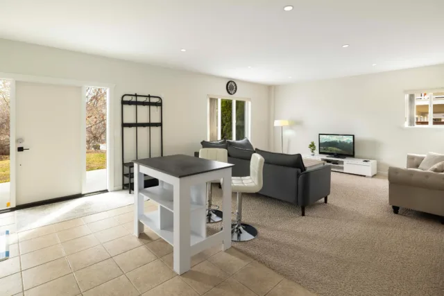 New Walkout Suite - Easy Commute to Kelowna General Hospital
